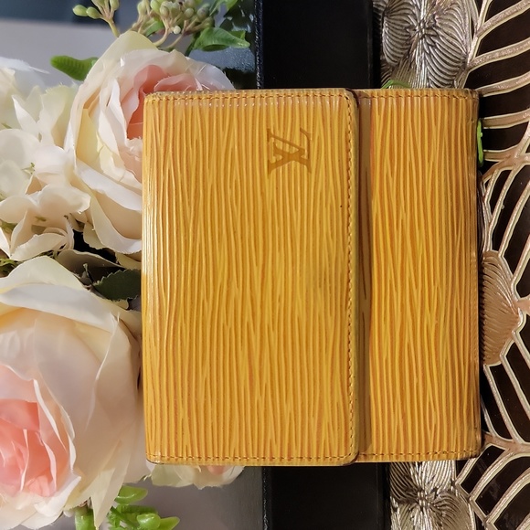 Louis Vuitton Handbags - Authentic Louis Vuitton Epi short wallet